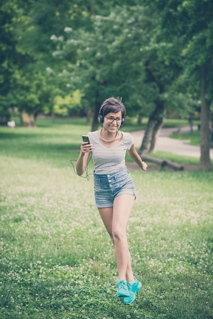 donna giovane hipster ascoltando musica salto