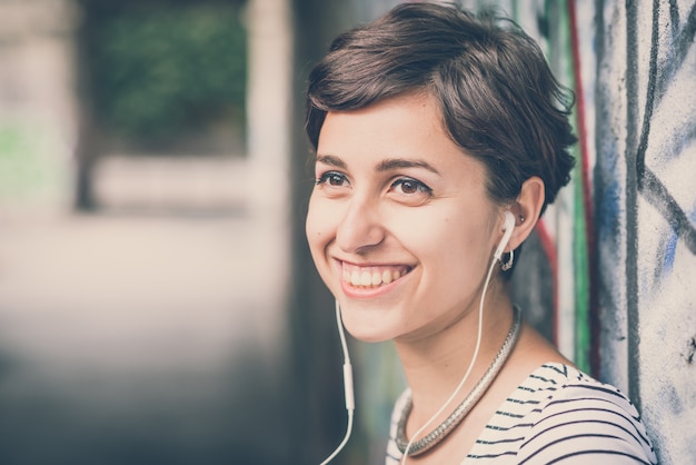 donna giovane hipster ascoltando musica