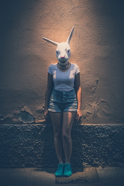 donna giovane hipster con maschera di coniglio