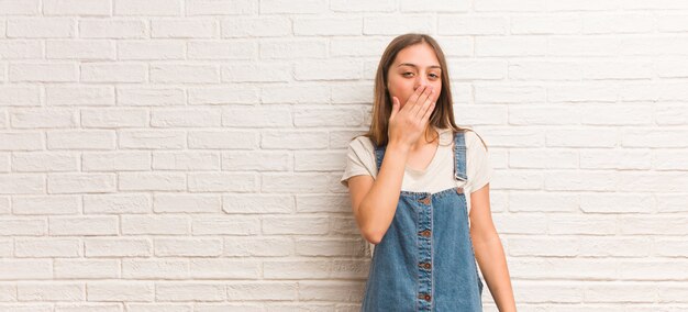 Donna giovane hipster stanca e molto assonnata