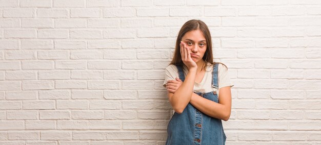 Donna giovane hipster stanca e molto assonnata