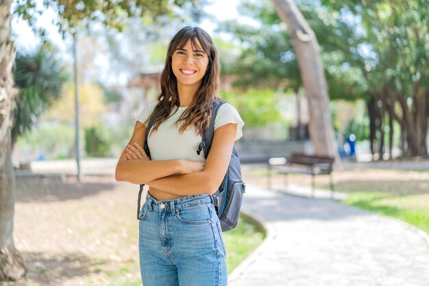 Donna giovane studente all'aperto