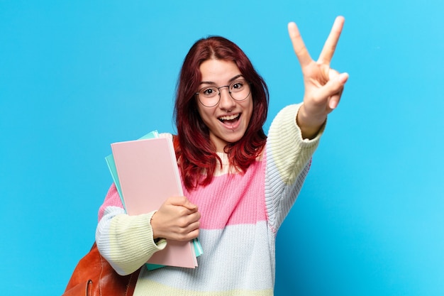 Donna giovane studente che fa segno di pace