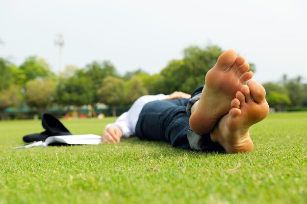 Donna giovane studente che legge un libro e studia nel parco