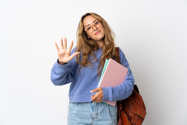 Donna giovane studente isolata su bianco che conta cinque con le dita