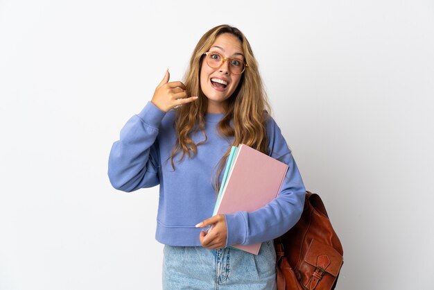 Donna giovane studente isolata su sfondo bianco che fa il gesto del telefono. Richiamami segno