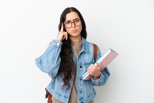 Donna giovane studente isolata su sfondo bianco pensando un'idea