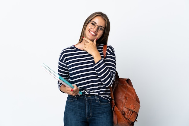 Donna giovane studente isolata su sfondo bianco sorridente