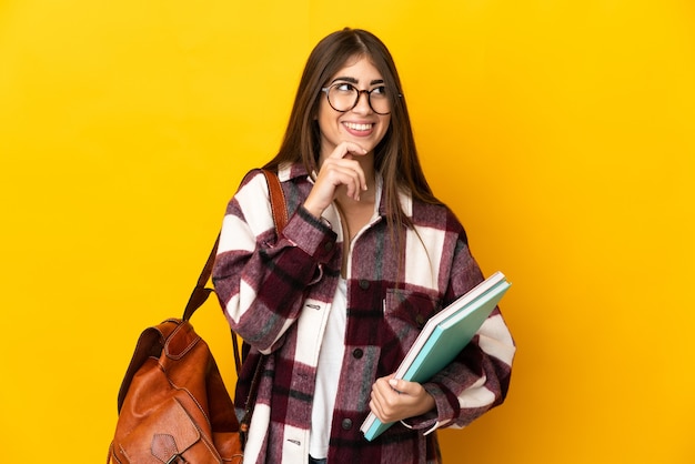 Donna giovane studente isolata