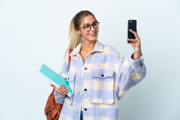 Donna giovane studente su bianco facendo un selfie