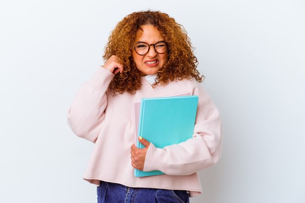 Donna giovane studente su sfondo isolato che copre le orecchie con le mani.