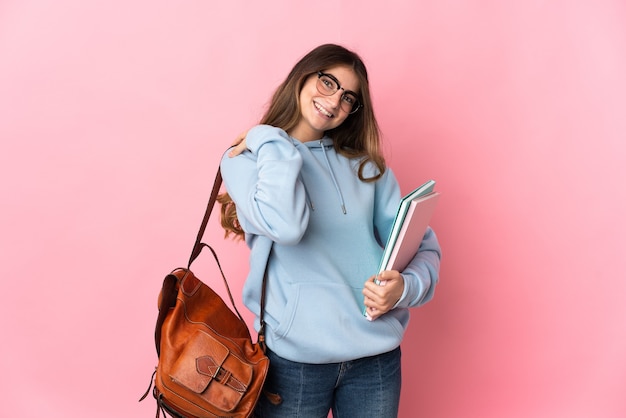 Donna giovane studente sulla risata rosa