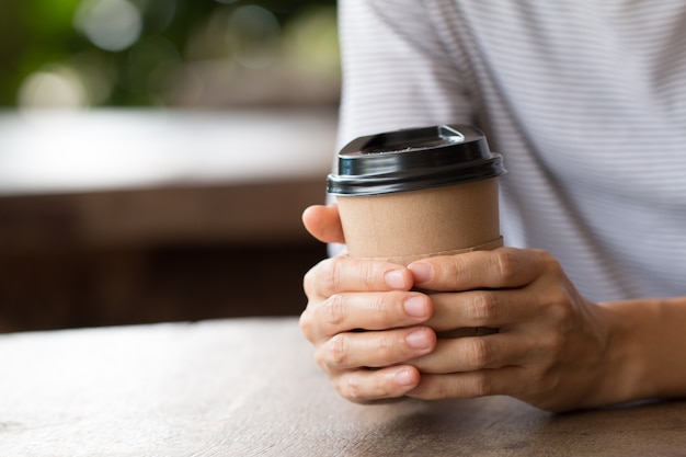 Donna, godendo, riscaldamento, bevanda, tardo, caffè, tazza, carta