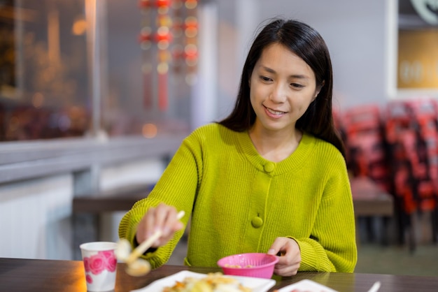 Donna godersi il ristorante di cibo tradizionale locale di Taiwan