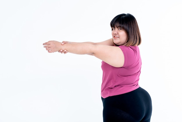 Donna grassa asiatica che allunga le braccia per rilassare i muscoli