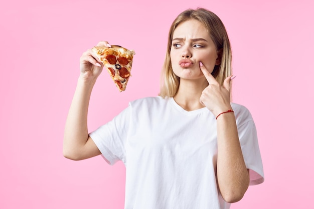 Donna graziosa allegra nel ristorante dello spuntino degli alimenti a rapida preparazione della pizza della maglietta bianca