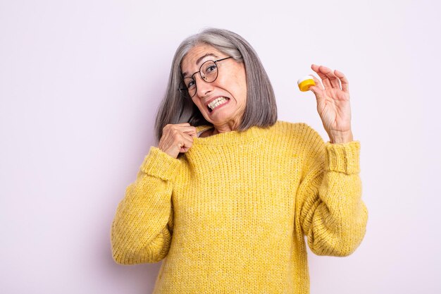 Donna graziosa anziana che si sente stressata, ansiosa, stanca e frustrata. concetto di lenti a contatto