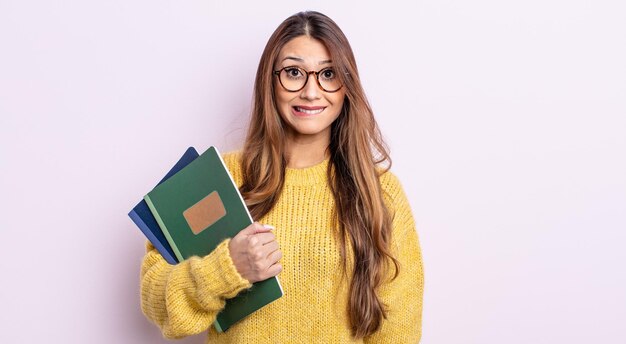 Donna graziosa asiatica che sembra concetto perplesso e confuso dello studente