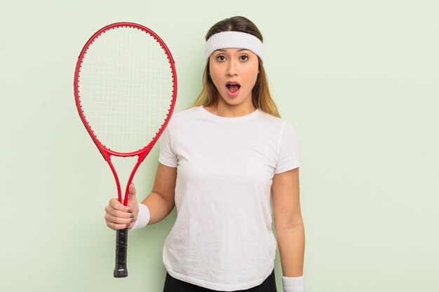 Donna graziosa asiatica che sembra molto scioccata o sorpresa. concetto di tennis