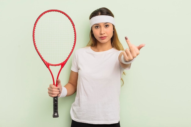 Donna graziosa asiatica che si sente arrabbiata, infastidita, ribelle e aggressiva. concetto di tennis