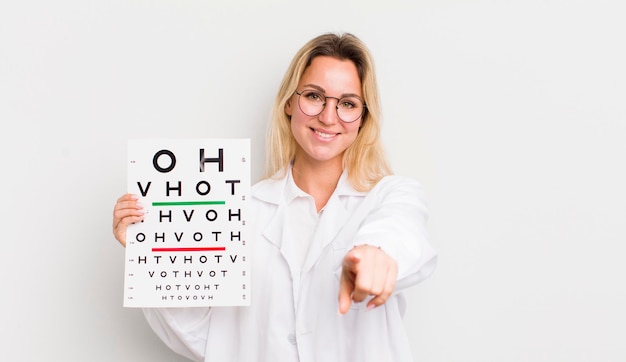 Donna graziosa bionda che indica alla macchina fotografica che ti sceglie