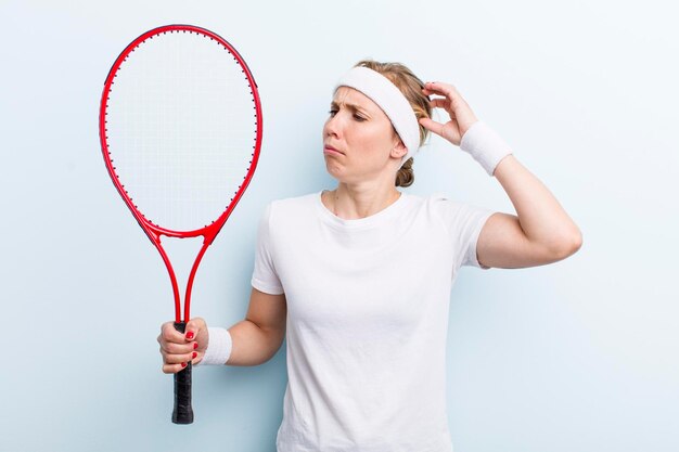 Donna graziosa bionda che pratica lo sport di tennis