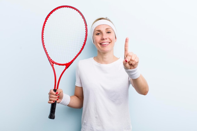 Donna graziosa bionda che pratica lo sport di tennis