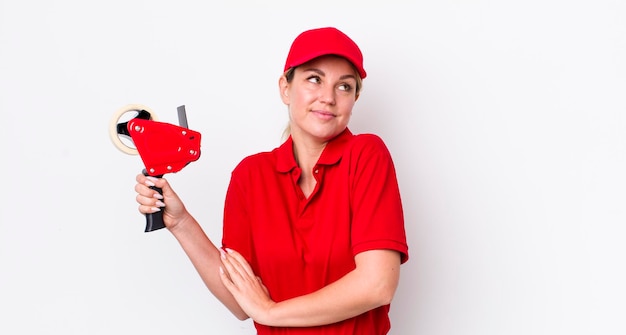 Donna graziosa bionda che scrolla le spalle il concetto di lavoratore confuso e incerto