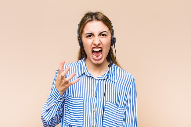 Donna graziosa bionda che sembra arrabbiata, irritata e frustrata urlando o cosa c'è che non va in te