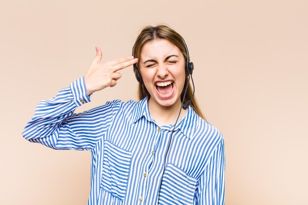 Donna graziosa bionda che sembra infelice e stressata