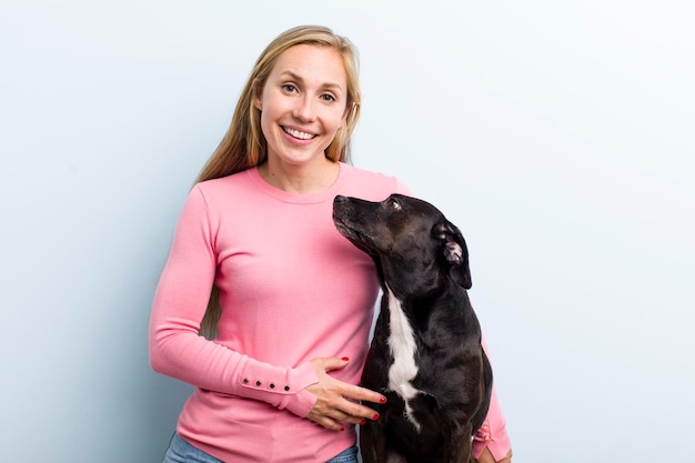 Donna graziosa bionda con un animale domestico del cane