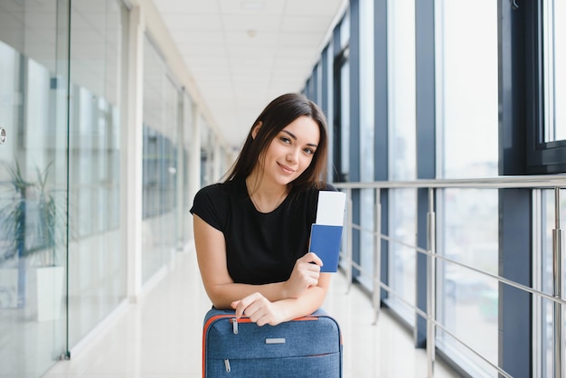 Donna graziosa che aspetta il suo volo all'aeroporto