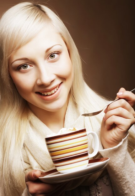 Donna graziosa che beve caffè