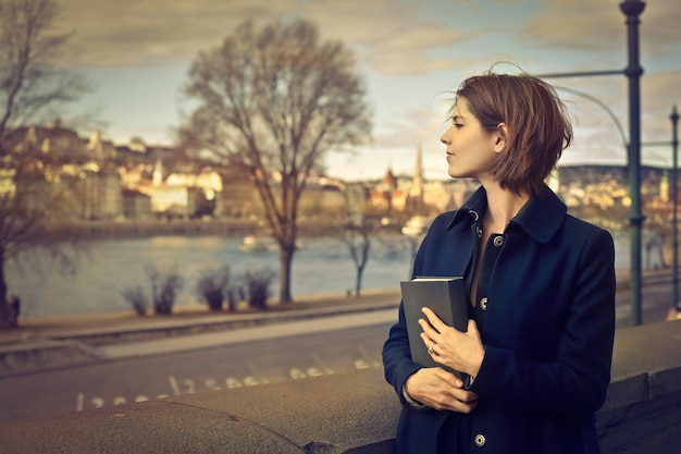 Donna graziosa che cammina nella città