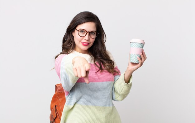 Donna graziosa che indica alla macchina fotografica che ti sceglie. concetto di studente