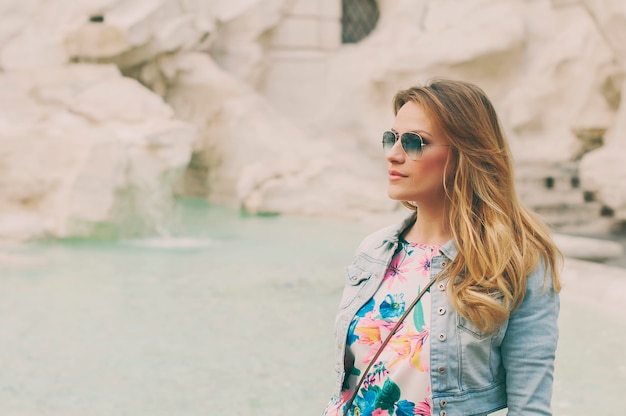 Donna graziosa che osserva alla fontana di Trevi