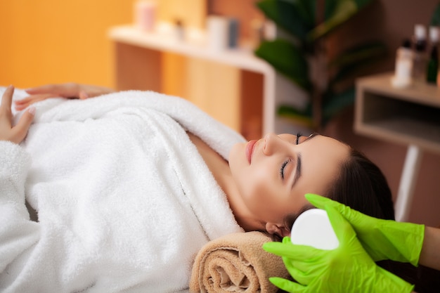 Donna graziosa che riceve un massaggio rilassante presso il salone spa