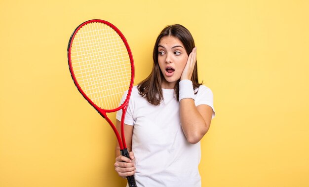 Donna graziosa che si sente felice eccitato e sorpreso concetto del giocatore di tennis