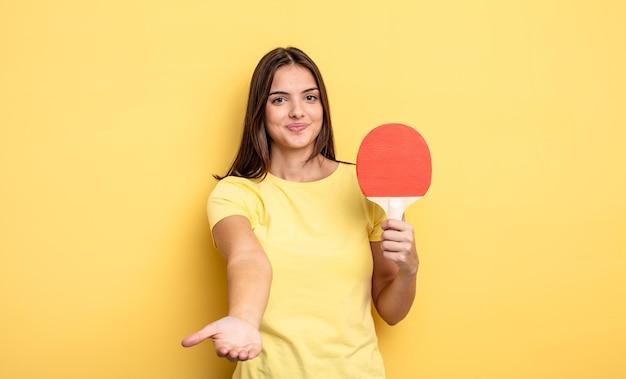 Donna graziosa che sorride felicemente con amichevole e offrendo e mostrando un concetto. concetto di ping pong