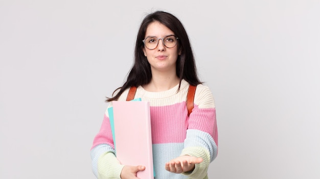 Donna graziosa che sorride felicemente con amichevole e offrendo e mostrando un concetto. concetto di studente universitario