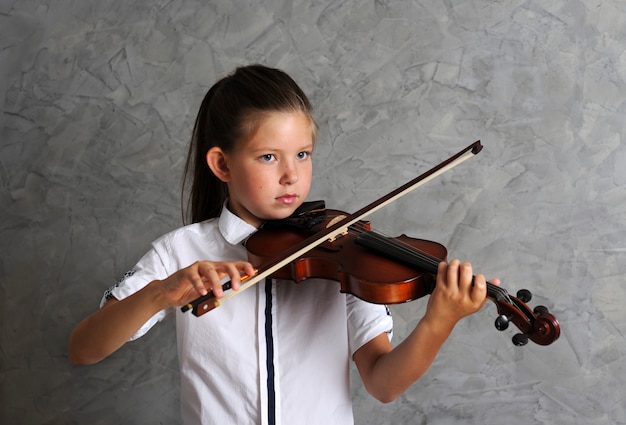 Donna graziosa che suona il violino