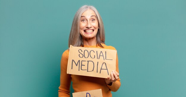 Donna graziosa dei capelli grigi, concetto di social media