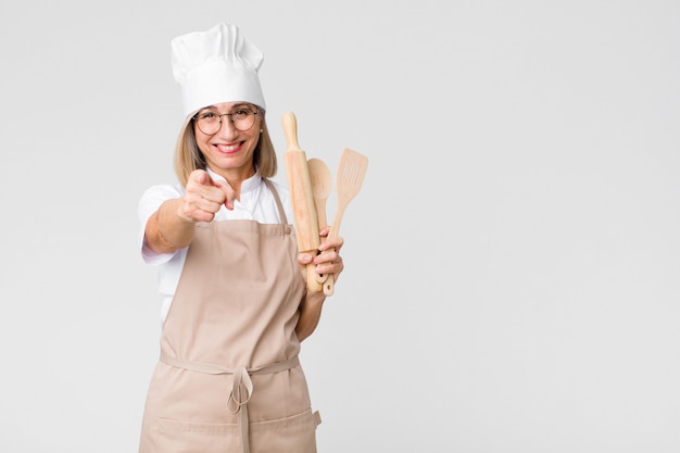 Donna graziosa del fornaio di mezza età