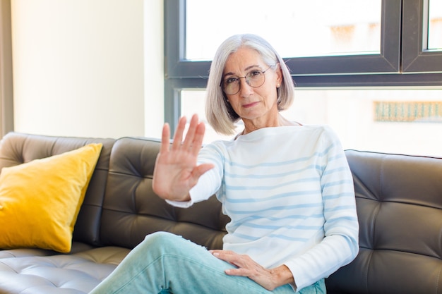 Donna graziosa di mezza età che sembra seria