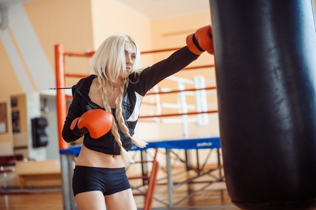 Donna graziosa di sport con guantoni da boxe