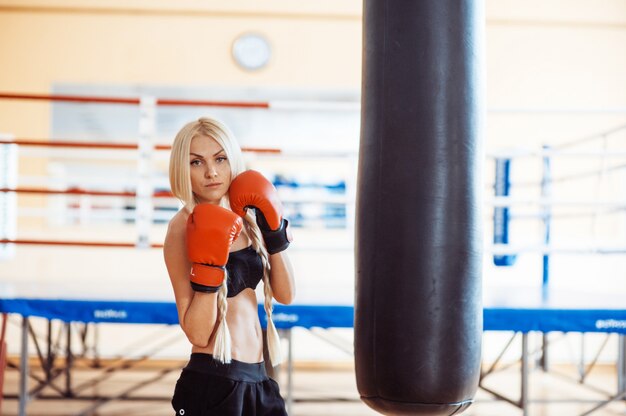 Donna graziosa di sport con guantoni da boxe