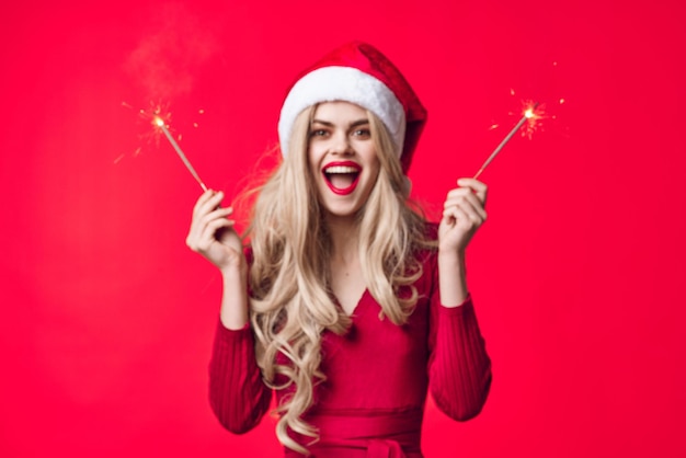 Donna graziosa in stelle filanti di emozione di natale di festa del cappello della santa