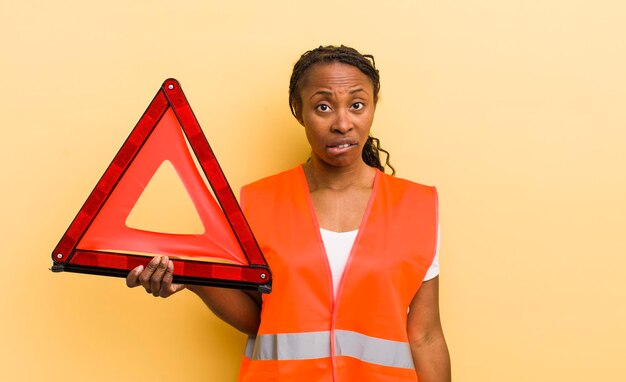 Donna graziosa nera che sembra perplessa e confusa