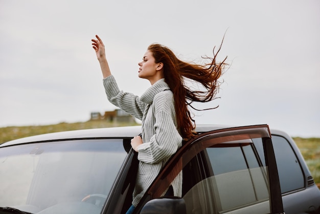 Donna graziosa vicino al concetto di rilassamento di viaggio della natura di viaggio dell'automobile