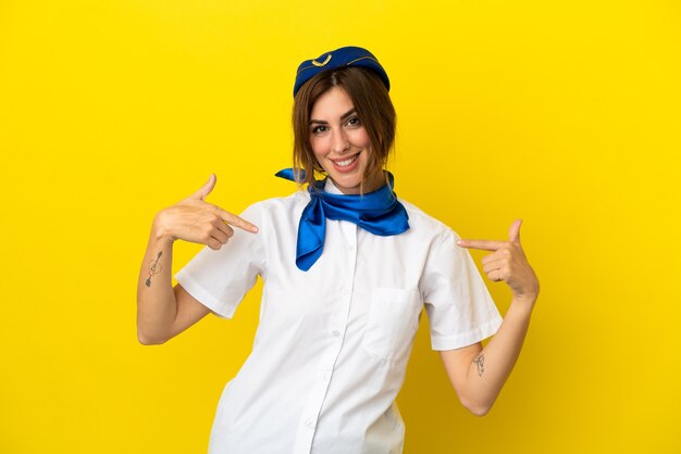 Donna hostess aeroplano isolata su sfondo giallo orgogliosa e soddisfatta di sé